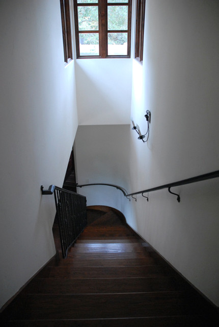 Изящный дизайн лестницы для коттеджа